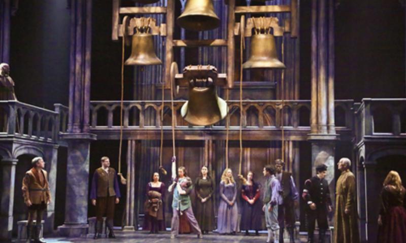 Une illustration montrant l’évolution de l’histoire de Notre Dame de Paris et son adaptation en comédie musicale avec Esmeralda